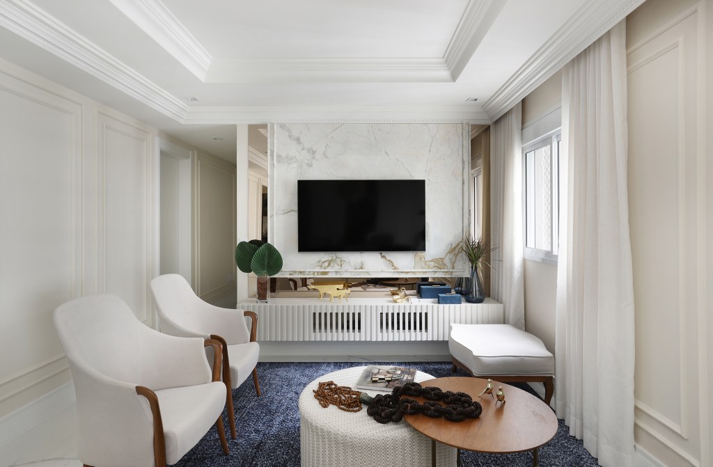 Gabriela Mendes apartamento clássico decoração living tv sofa tapete mesa