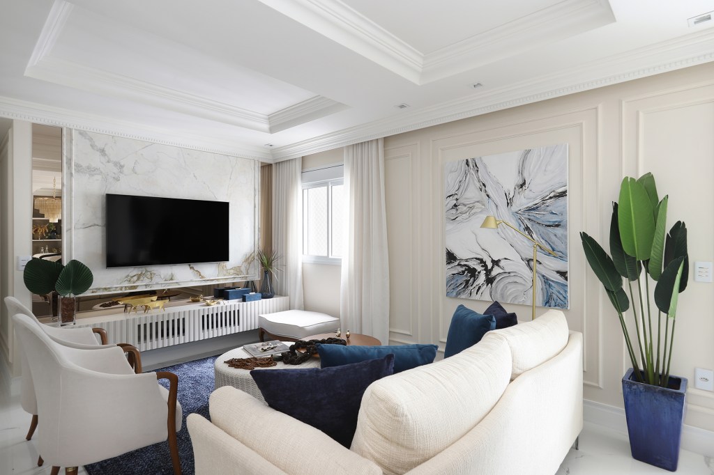 Gabriela Mendes apartamento clássico decoração living tv sofa tapete mesa