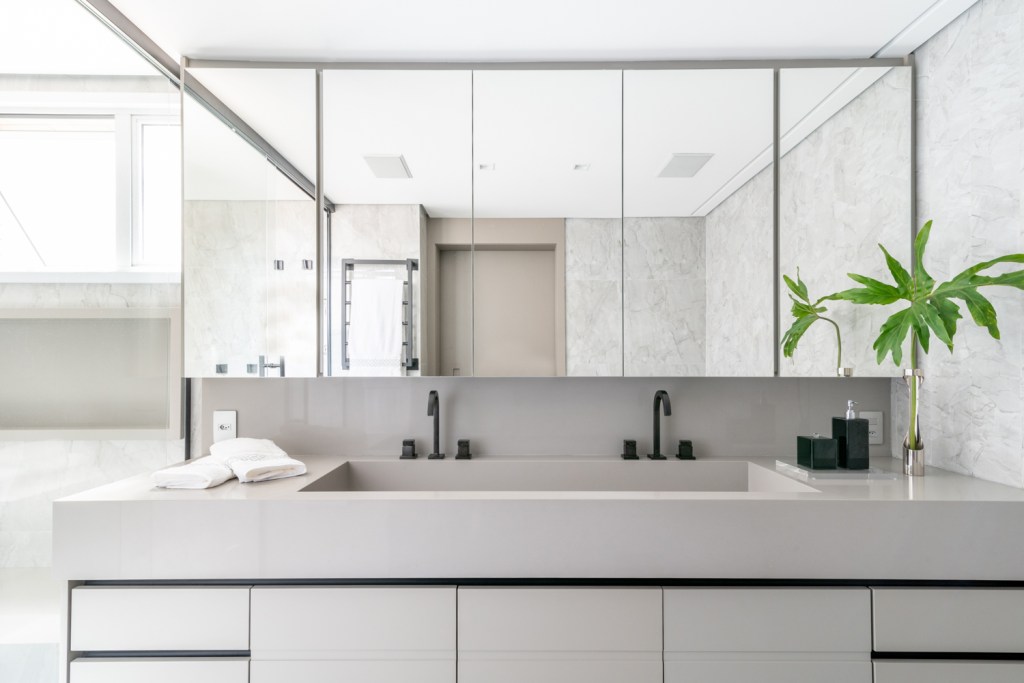 Apartamento pé-direito duplo luz natural Sabrina Salles banheiro espelho cinza