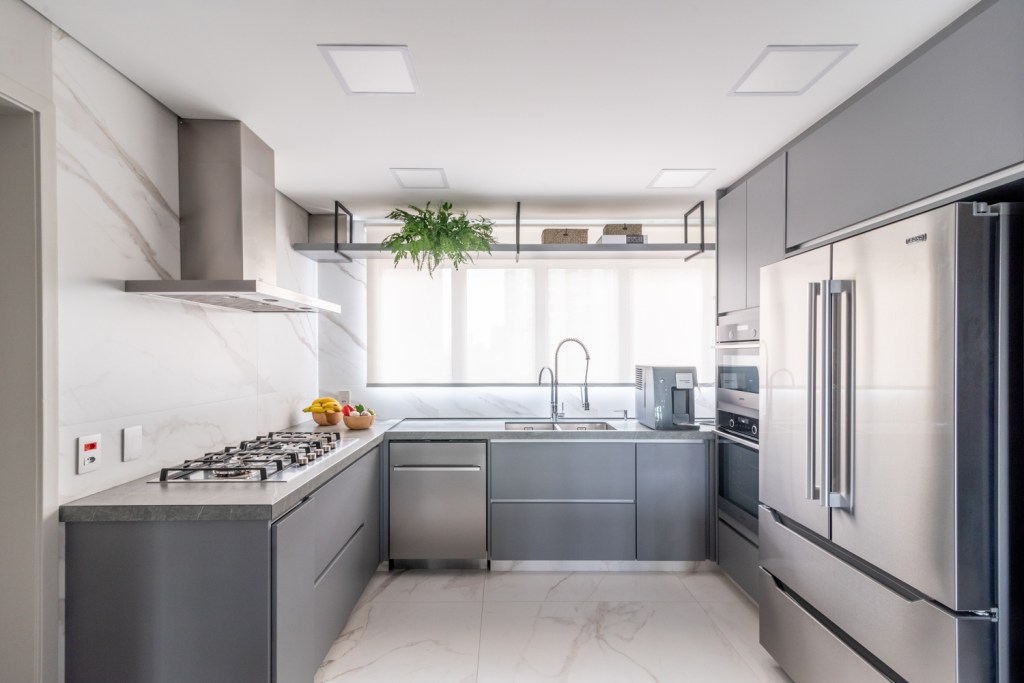 Apartamento pé-direito duplo luz natural Sabrina Salles cozinha marcenaria armarios