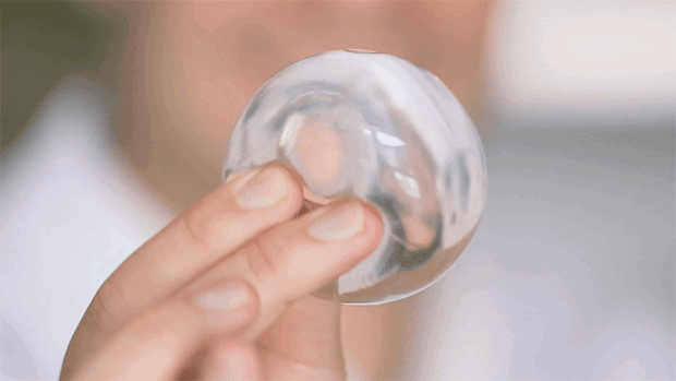 Bolha garrafa de água comestível é alternativa para substituir garrafas de plástico