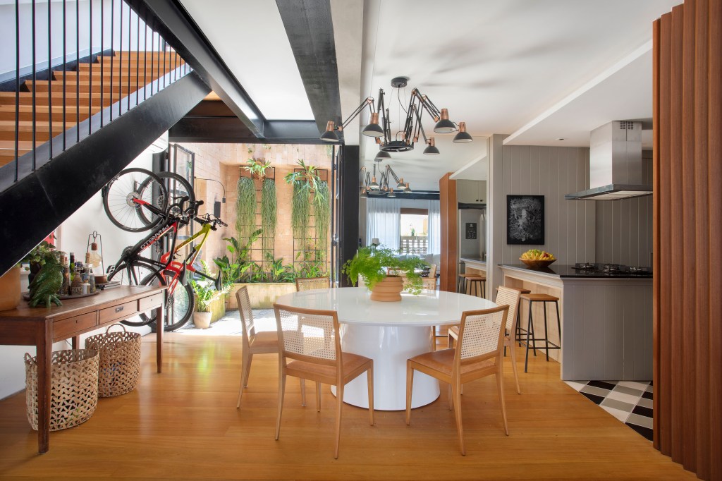 Casa vila Escala Arquitetura Rio de Janeiro reforma arquitetura cozinha sala de jantar mesa cadeira escada