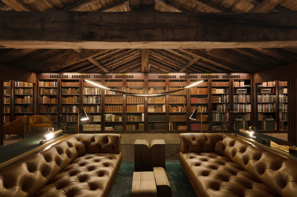 Biblioteca do luxuoso resort Domaine des Etangs em Massignac, na França.