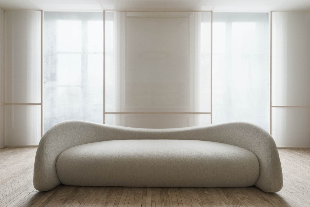 O sofá Moon, uma das peças de design mais reconhecidas de Raphaël Navot.