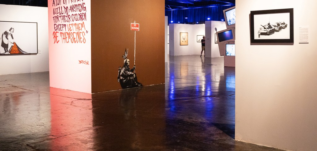 Mostra imersiva sobre Banksy em SP apresenta mais de 150 obras