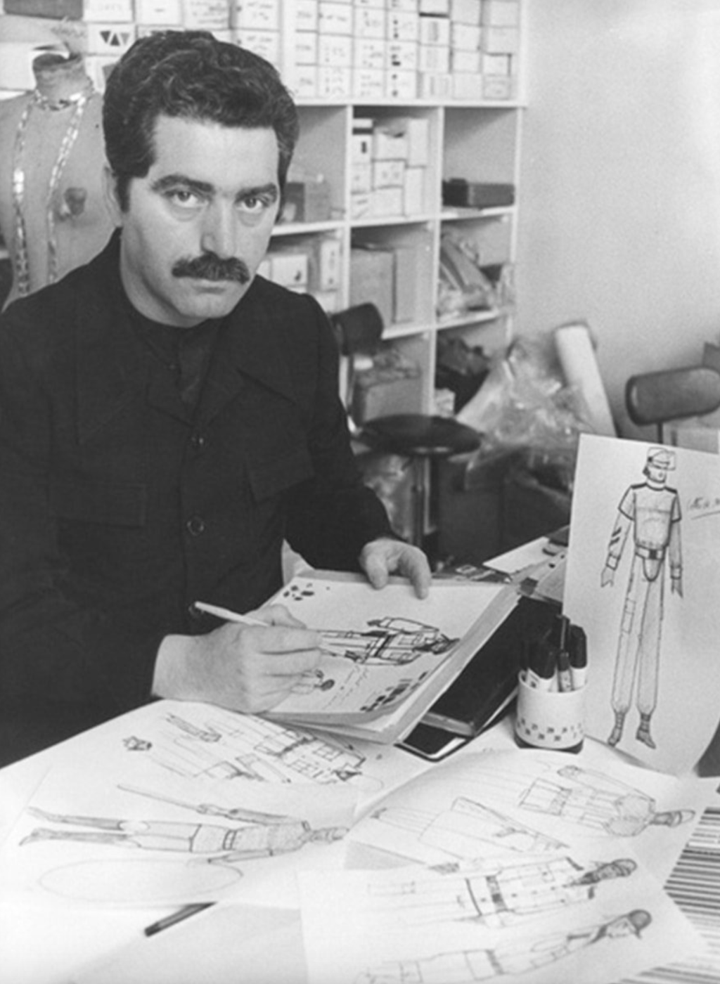 O designer Paco Rabanne em seu estúdio.