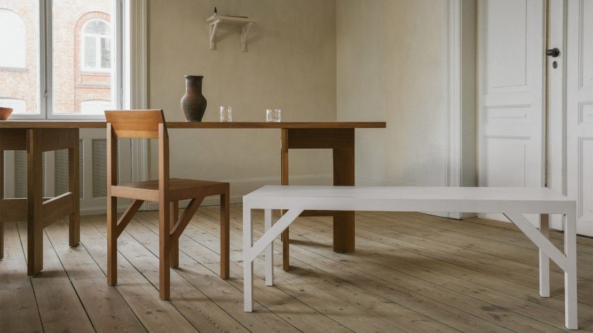 A marca dinamarquesa de móveis Frama lança sua mais recente coleção no restaurante Konstnärsbaren, em Estocolmo. A Bracket Chair da marca, projetada em colaboração com o estúdio Frederik Gustav, de Copenhague, está em exibição no restaurante da década de 1930.