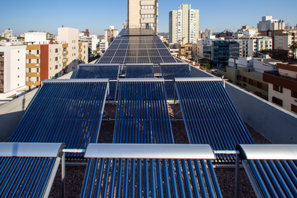 Painéis solares e painéis fotovoltaicos na cobertura do edifício