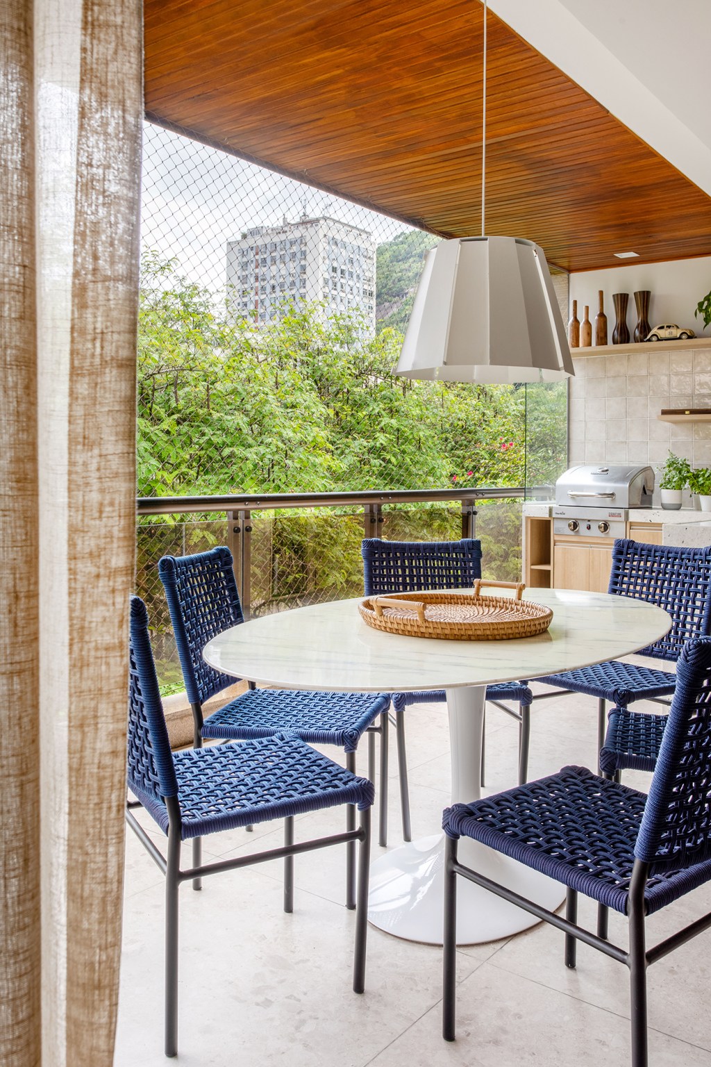 Apartamento 230 m² cara de casa para a família carioca. Ricardo Melo Rodrigo Passos decoracao casacor rio de janeiro varanda mesa cadeira gourmet churrasqueira