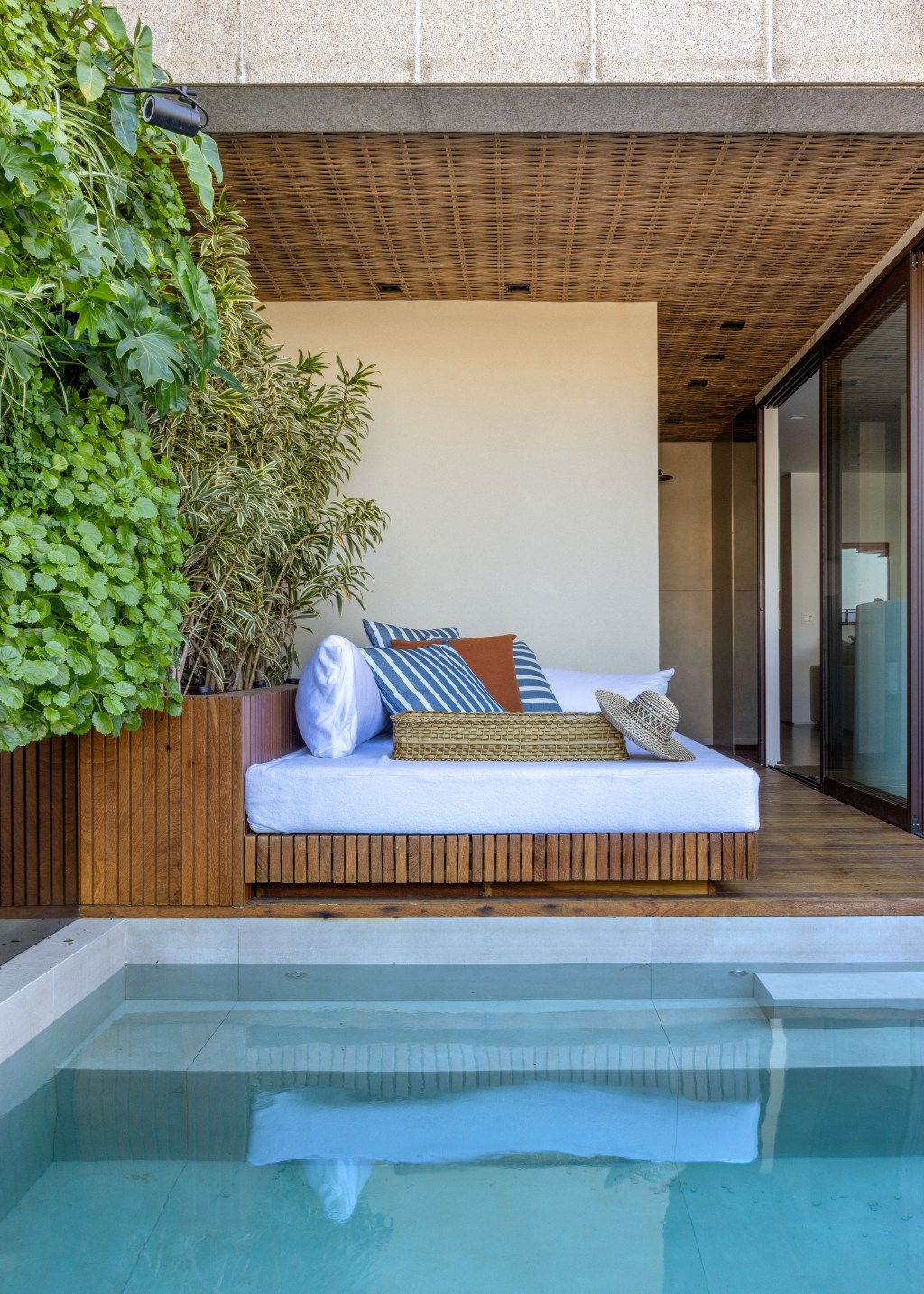Apê 400 m² cara de casa design brasileiro arte Escala Arquitetura Rio de Janeiro decoracao varanda piscina jardim