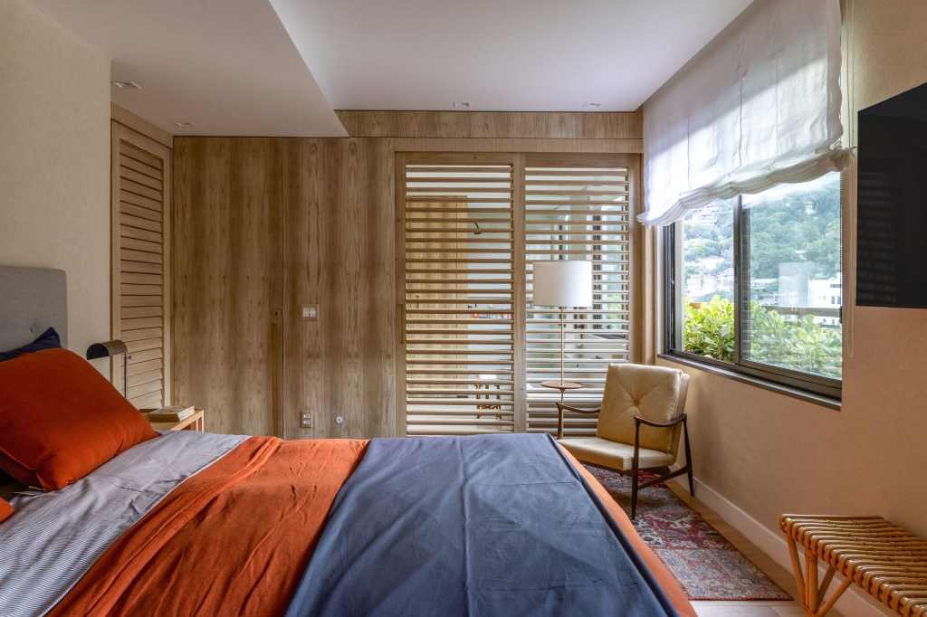 Apê 400 m² cara de casa design brasileiro arte Escala Arquitetura Rio de Janeiro decoracao quarto suite cama tapete madeira poltrona