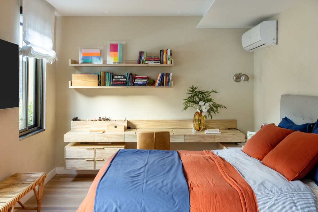 Apê 400 m² cara de casa design brasileiro arte Escala Arquitetura Rio de Janeiro decoracao quarto cama bancada estudo mesa prateleira