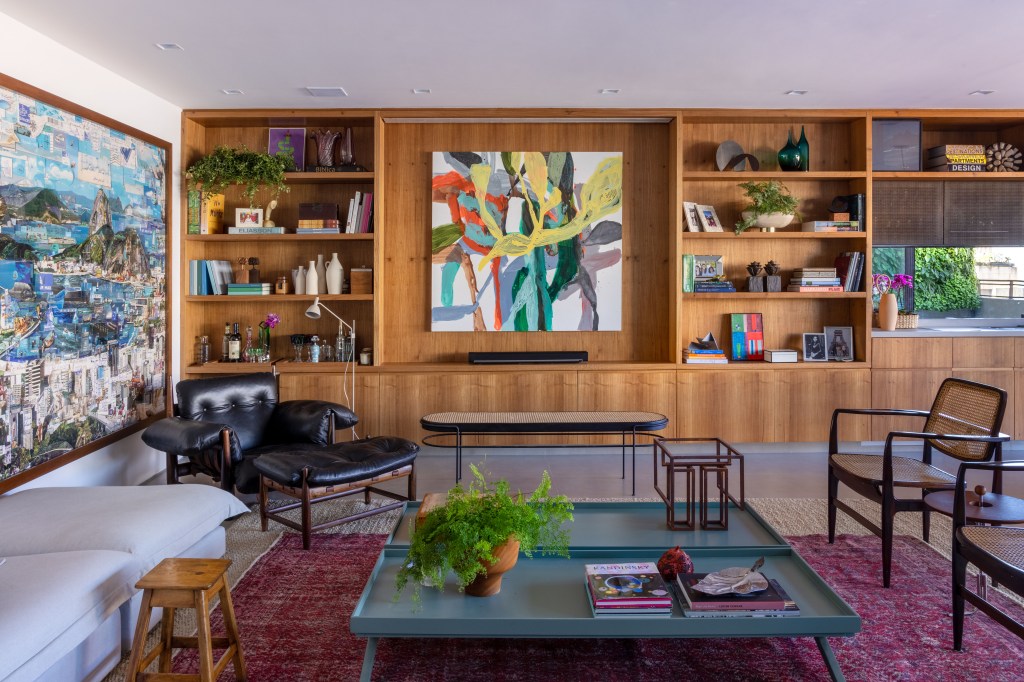 Apê 400 m² cara de casa design brasileiro arte Escala Arquitetura Rio de Janeiro decoracao sala estar sofa quadro madeira banco poltrona
