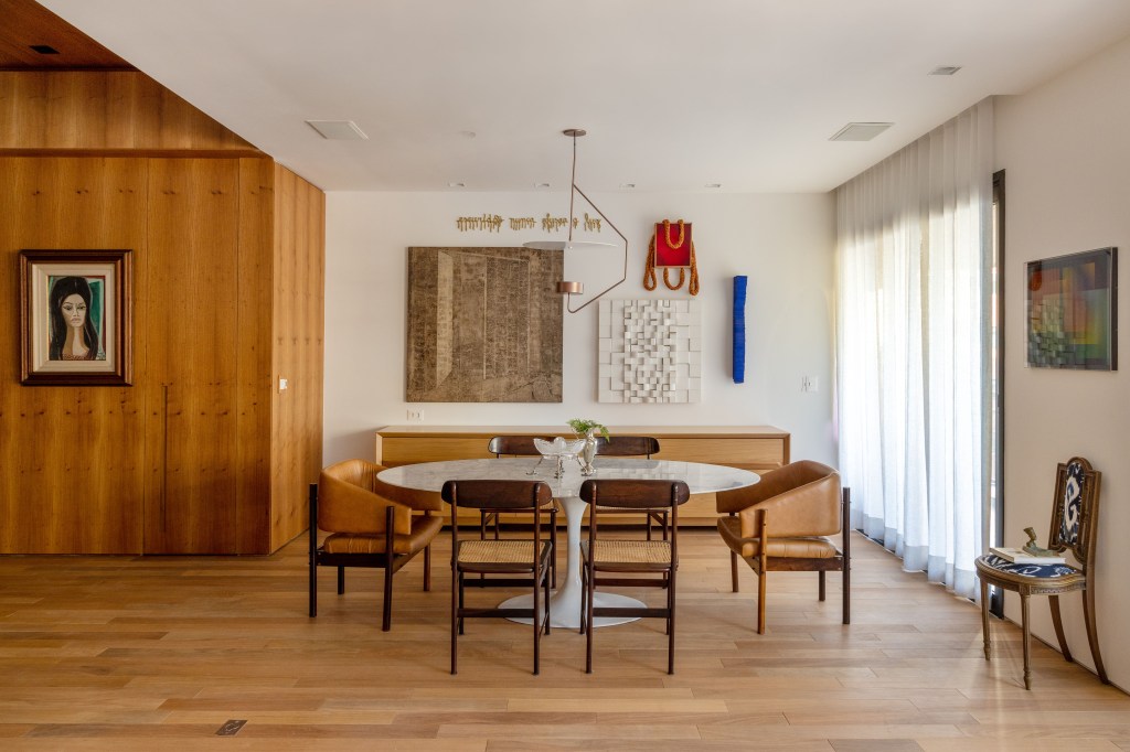 Apê 400 m² cara de casa design brasileiro arte Escala Arquitetura Rio de Janeiro decoracao sala jantar mesa cadeira quadro cortina madeira
