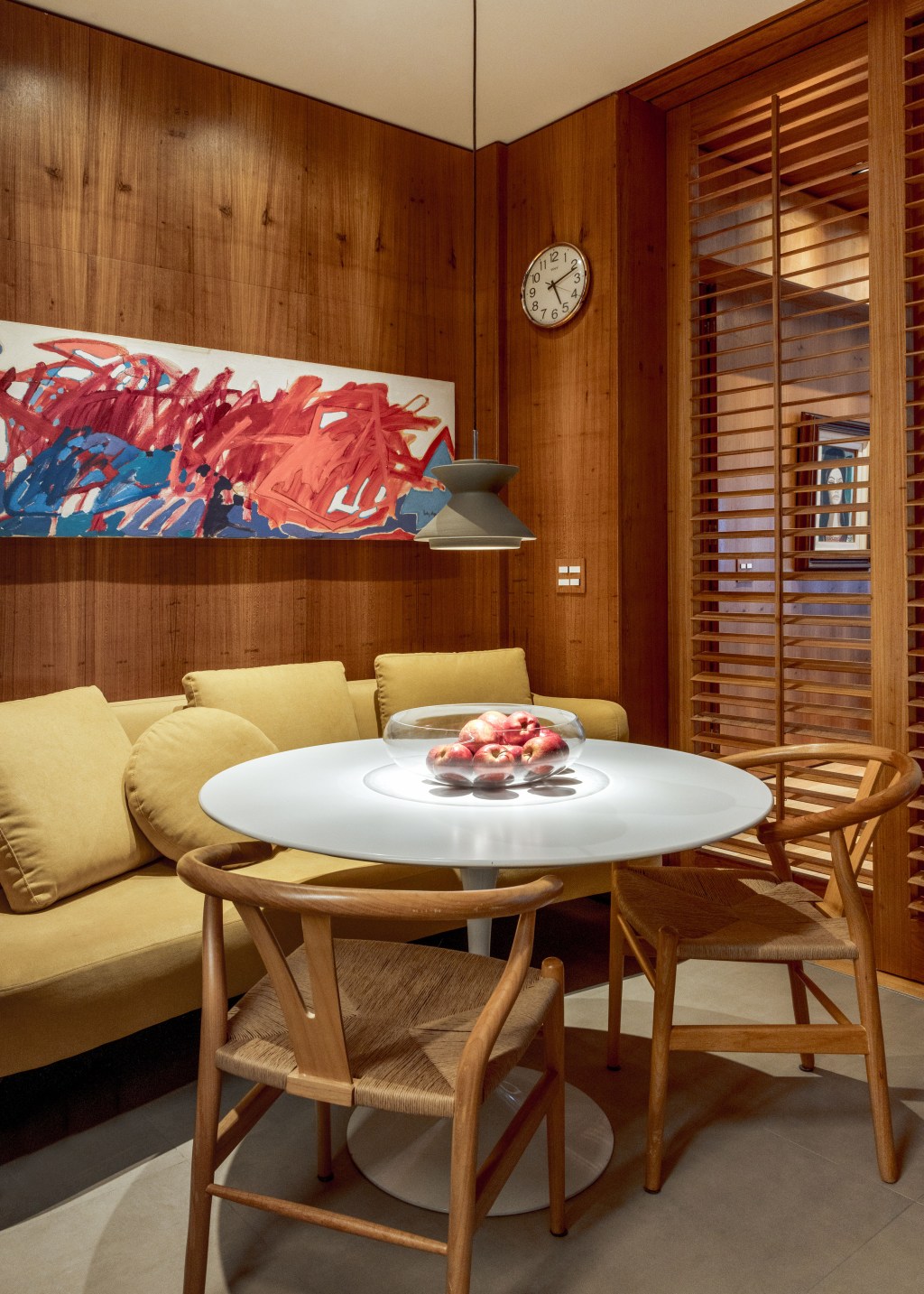 Apê 400 m² cara de casa design brasileiro arte Escala Arquitetura Rio de Janeiro decoracao sala almoco canto alemao sofa mesa cadeiras madeira