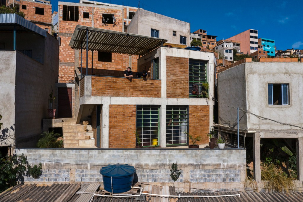 Casa no Pomar do Cafezal, por Coletivo LEVANTE, é vencedora na categoria Casas do prêmio Building of the Year 2023.