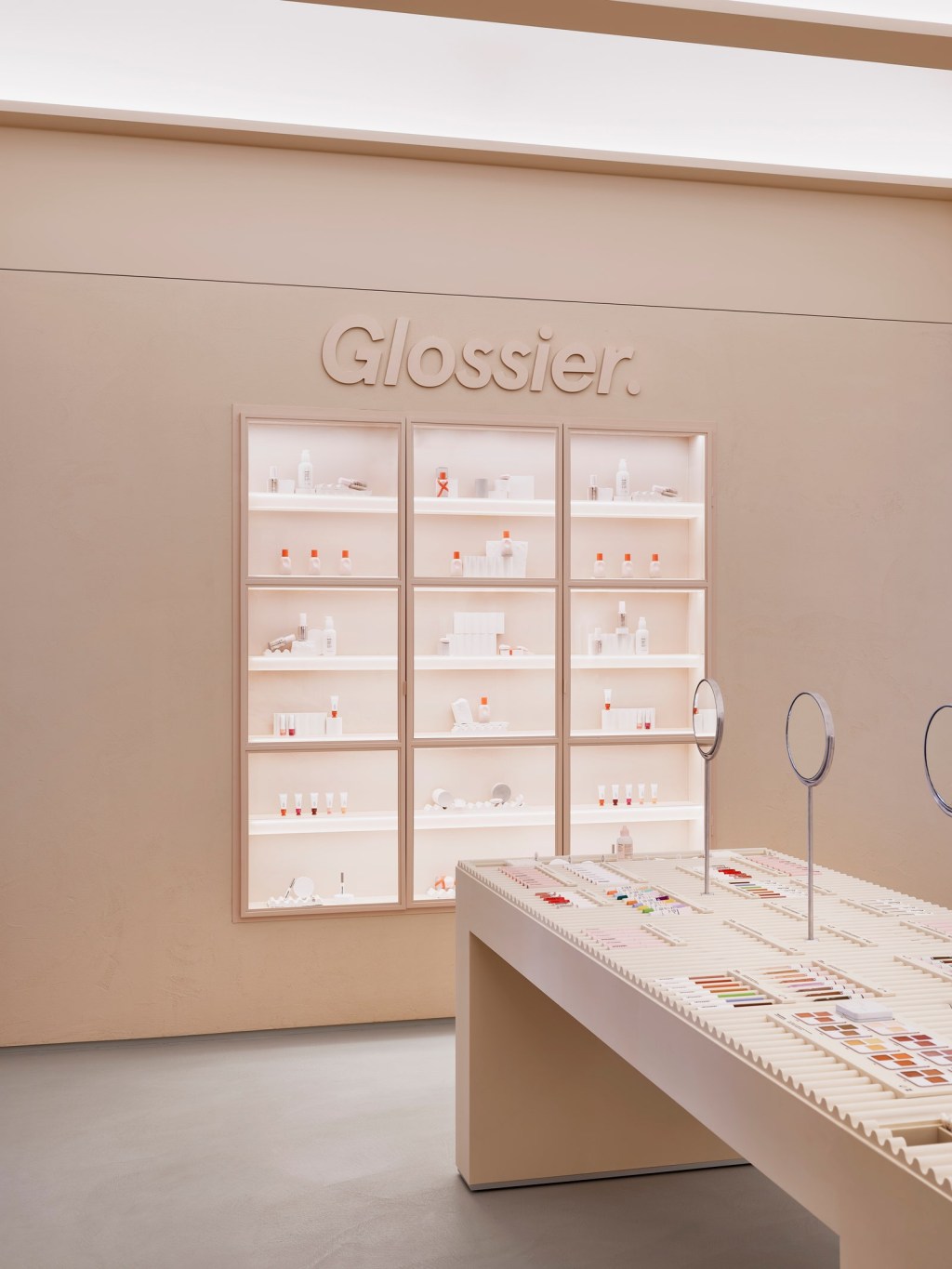 Em NY, nova loja da Glossier tem design orgânico cercado de referências
