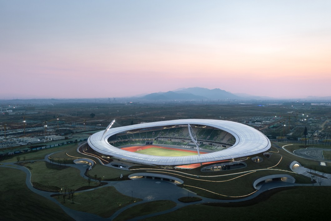 Quzhou Sports Park, por MAD Architects, na China. Projeto vencedor na categoria Arquitetura Desportiva.