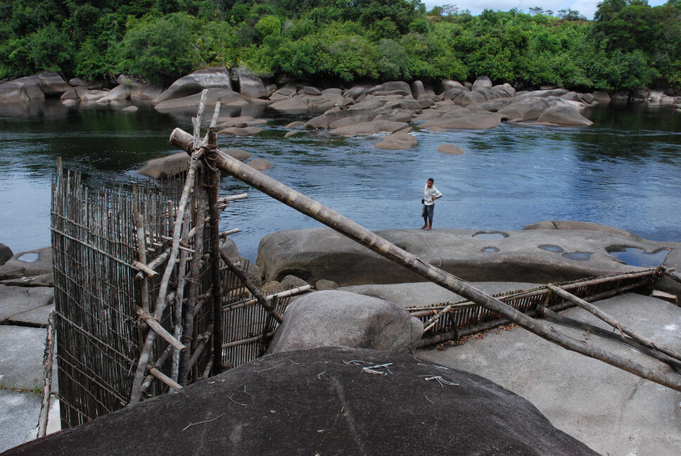 Armadilha para peixes (cacuri) inserida nas rochas da Cachoeira do Iauretê, local conhecido pelos povos indígenas Tukano, Arawak e Maku, 2008. Pavilhão Brasil na Bienal de Veneza