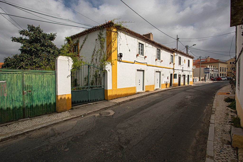 Em Portugal, casa restaurada apresenta novo décor com peças de brechós - assinado por Maurício Nóbrega