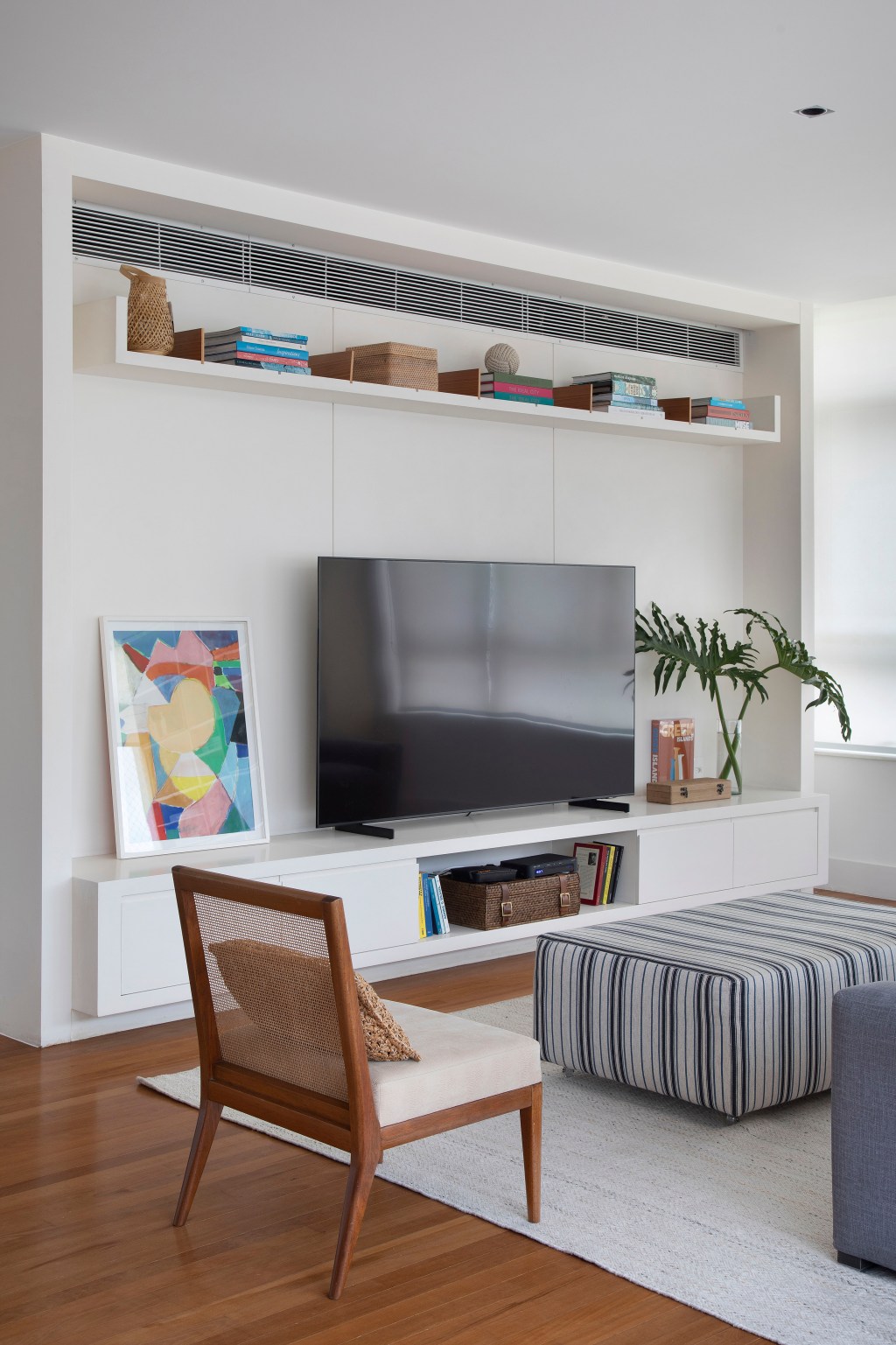 Apartamento alugado 240 m2 nova área social três semanas Brise Arquitetura sala de tv sofa cadeira madeira tapete