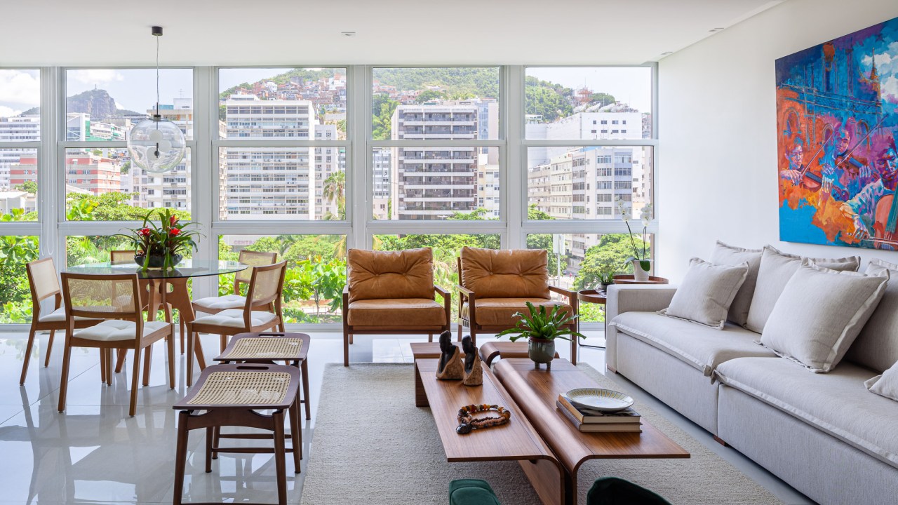 Apartamento Rio Janeiro área social integrada décor tons verde Vivian Reimers sala estar quadro sofa mesa poltrona tapete cadeira madeira