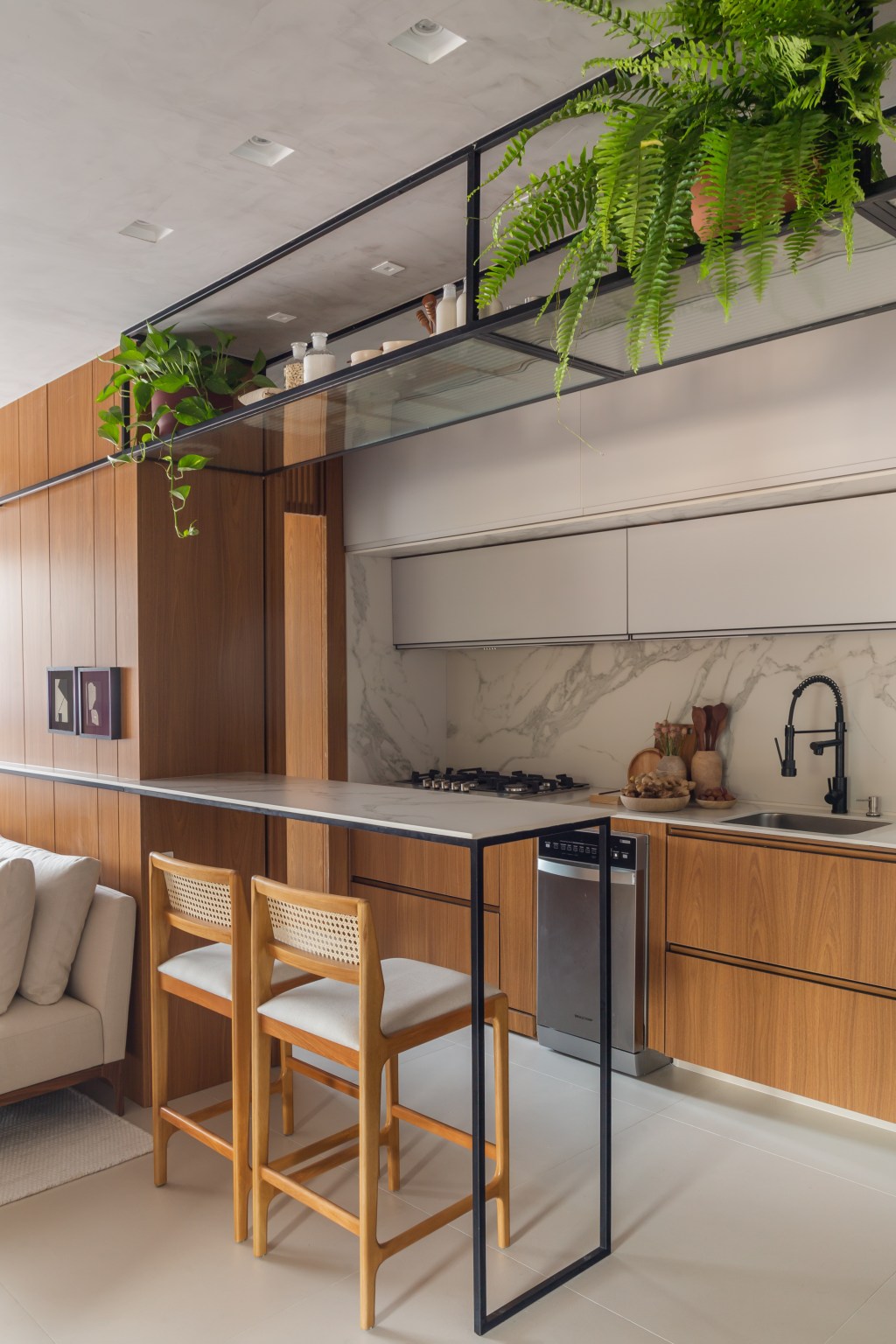 Apê de 100 m2 prático décor contemporâneo toques industriais arquiteto Rafael Ramos sala estar cozinha bancada banco madeira