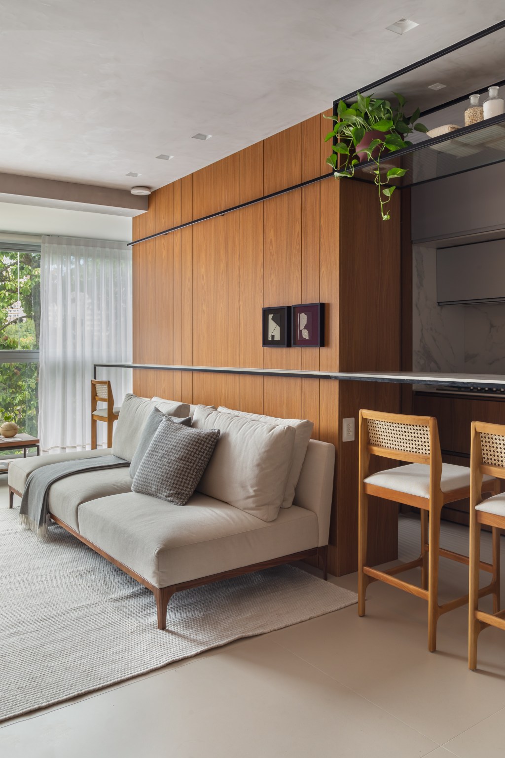 Apê de 100 m2 prático décor contemporâneo toques industriais arquiteto Rafael Ramos sala sofa estar madeira banco varanda cortina