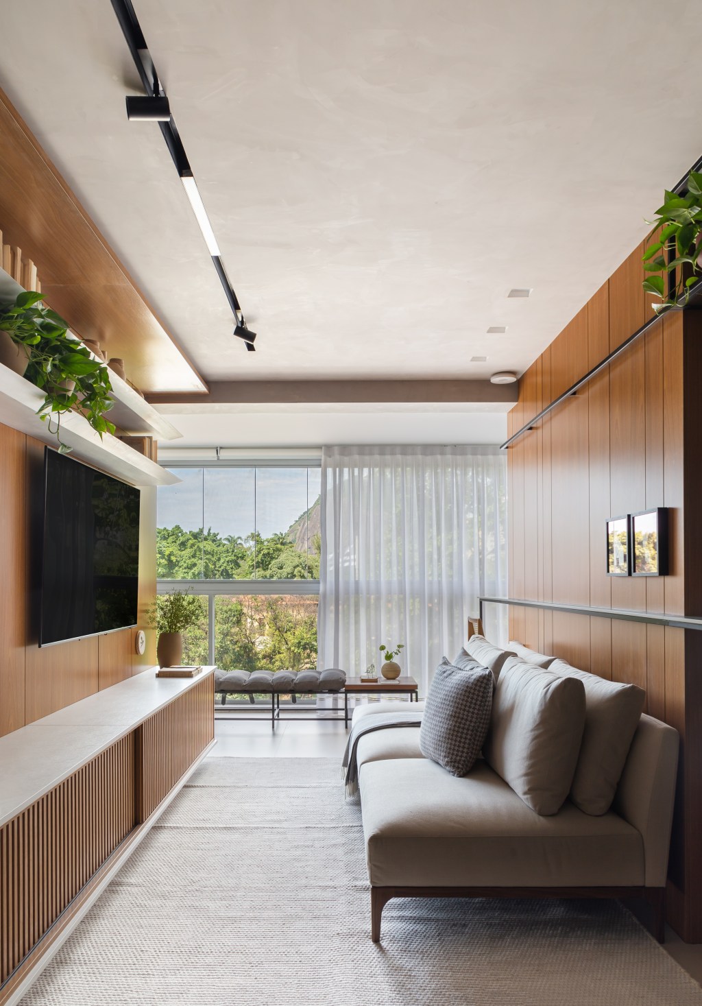 Apê de 100 m2 prático décor contemporâneo toques industriais arquiteto Rafael Ramos sala estar varanda banco aparador tv sofa madeira
