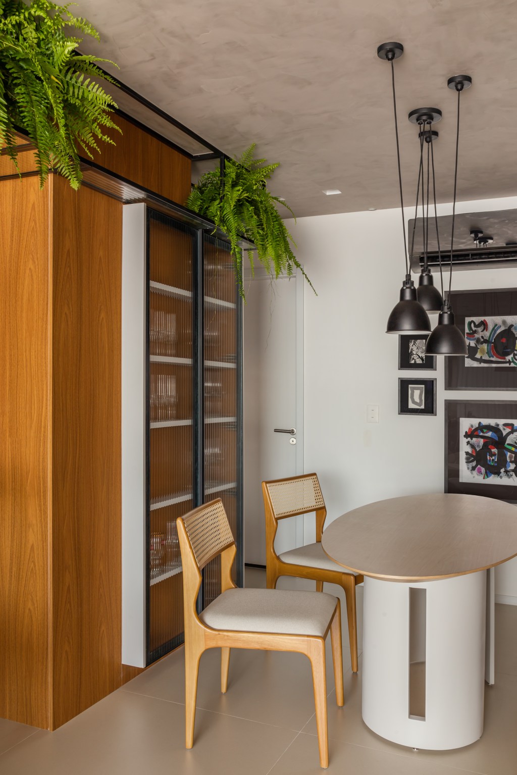 Apê de 100 m2 prático décor contemporâneo toques industriais arquiteto Rafael Ramos sala jantar mesa cadeira cristaleira quadro luminaria