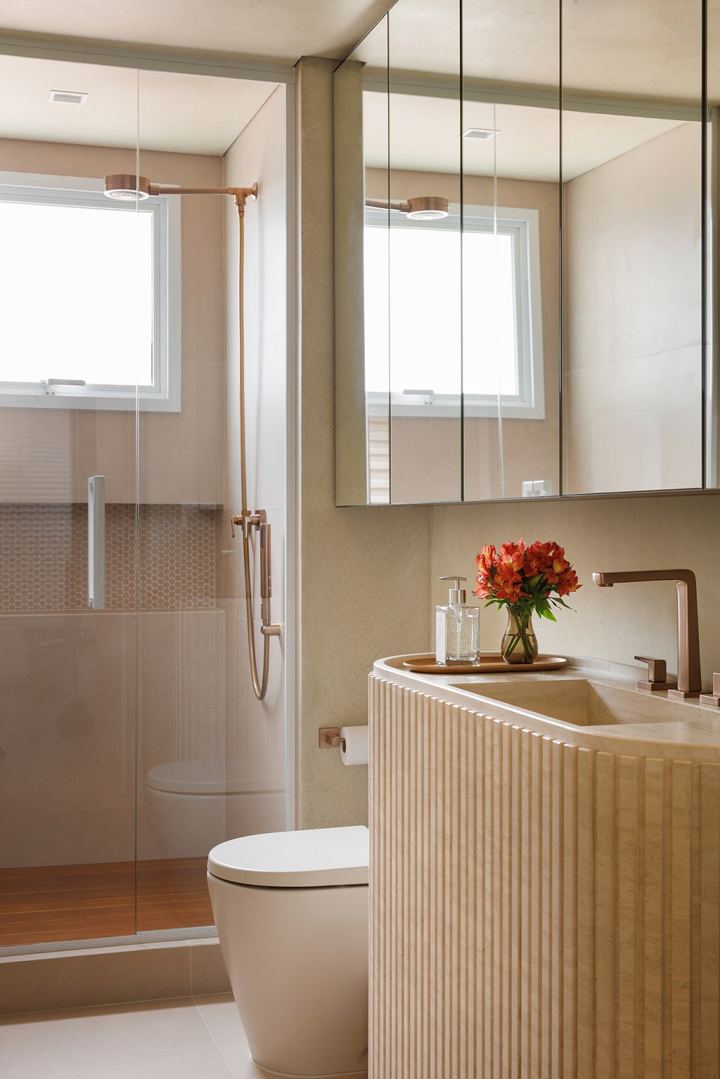 Apê 130 m2 ar mediterrâneo formas orgânicas Gustavo Marasca banheiro espelho box torneira