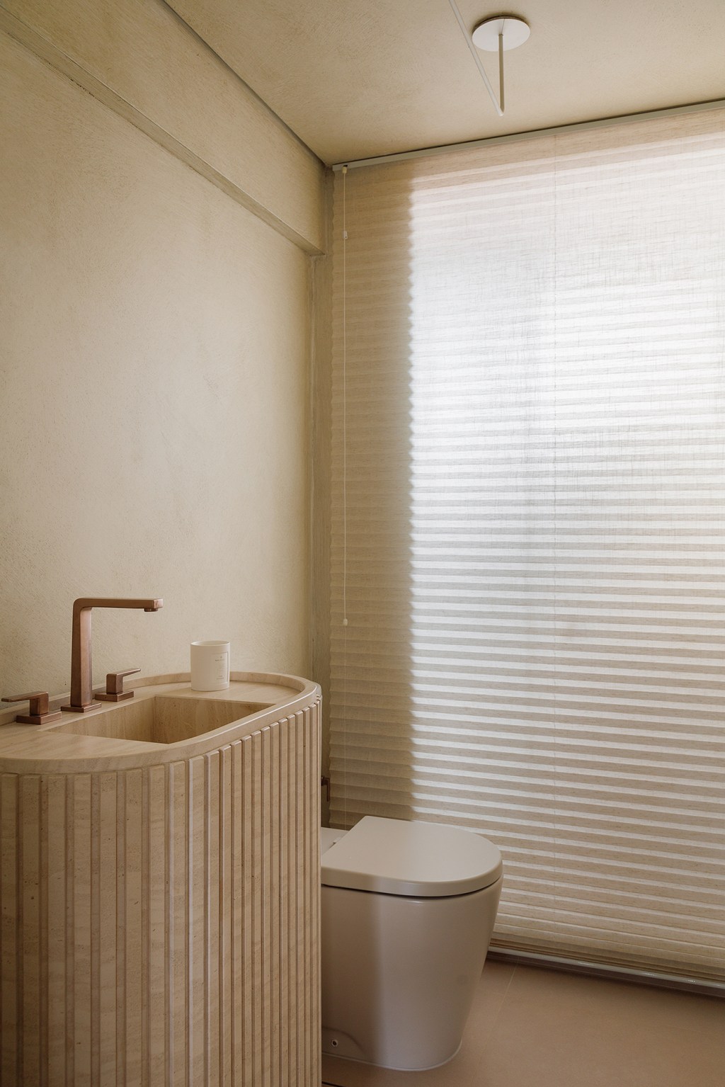 Apê 130 m2 ar mediterrâneo formas orgânicas Gustavo Marasca banheiro cortina pia
