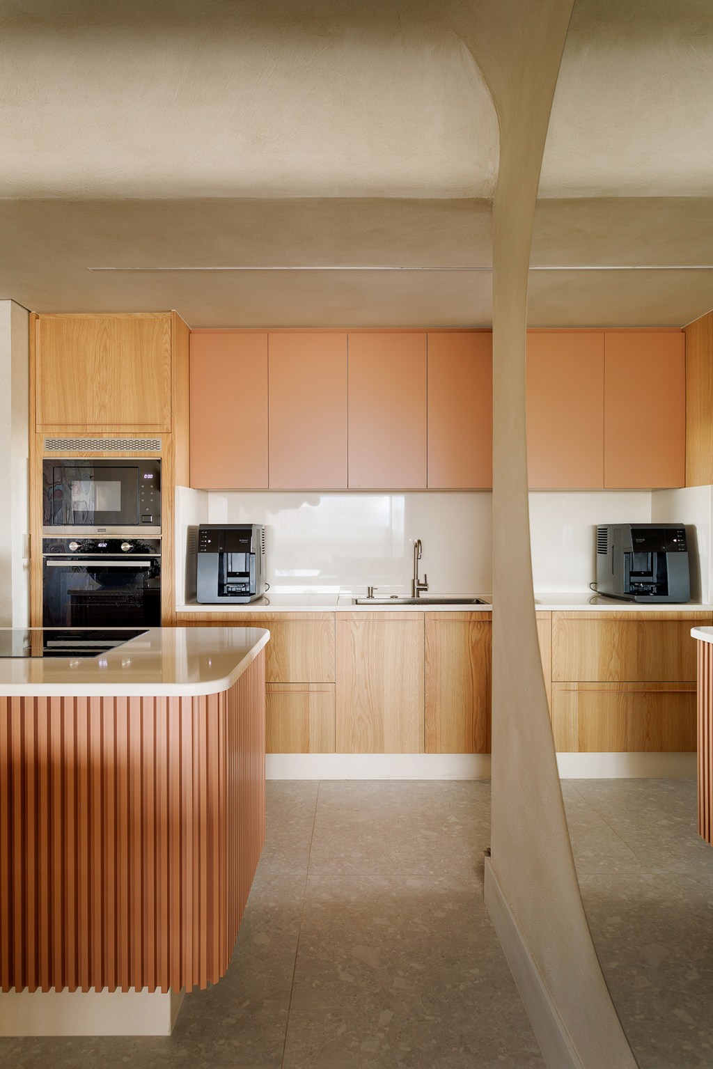 Apê 130 m2 ar mediterrâneo formas orgânicas Gustavo Marasca cozinha ilha armario espelho