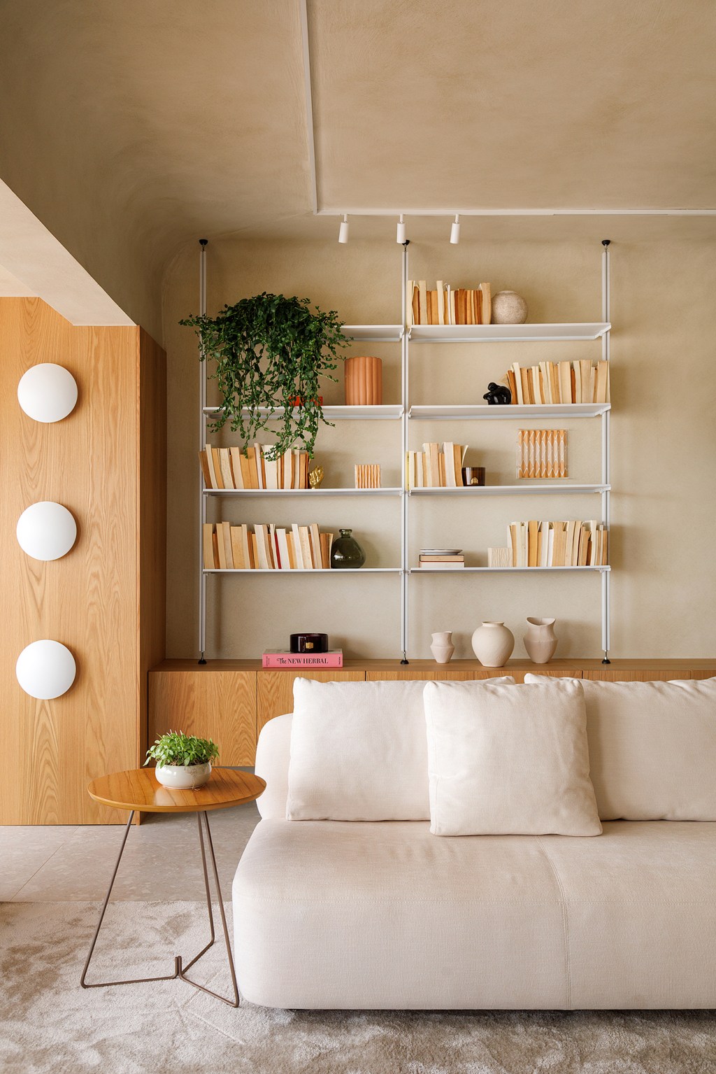 Apê 130 m2 ar mediterrâneo formas orgânicas Gustavo Marasca varanda sala estante tv sofa tapete cortina