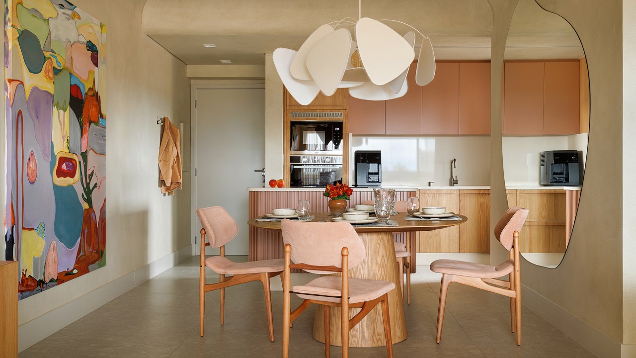Apê 130 m2 ar mediterrâneo formas orgânicas Gustavo Marasca sala jantar espelho organico mesa luminaria quadro cozinha ilha