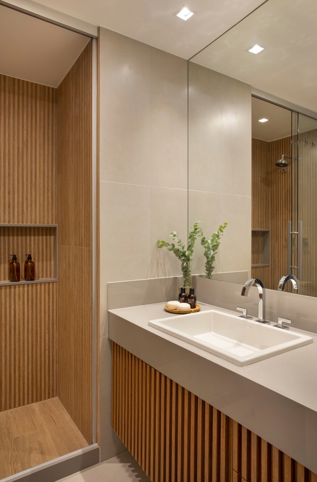 Apê 240 m2 decoração elegante contemporânea repleta madeira Amanda Miranda Rio de Janeiro banheiro madeira ripada espelho