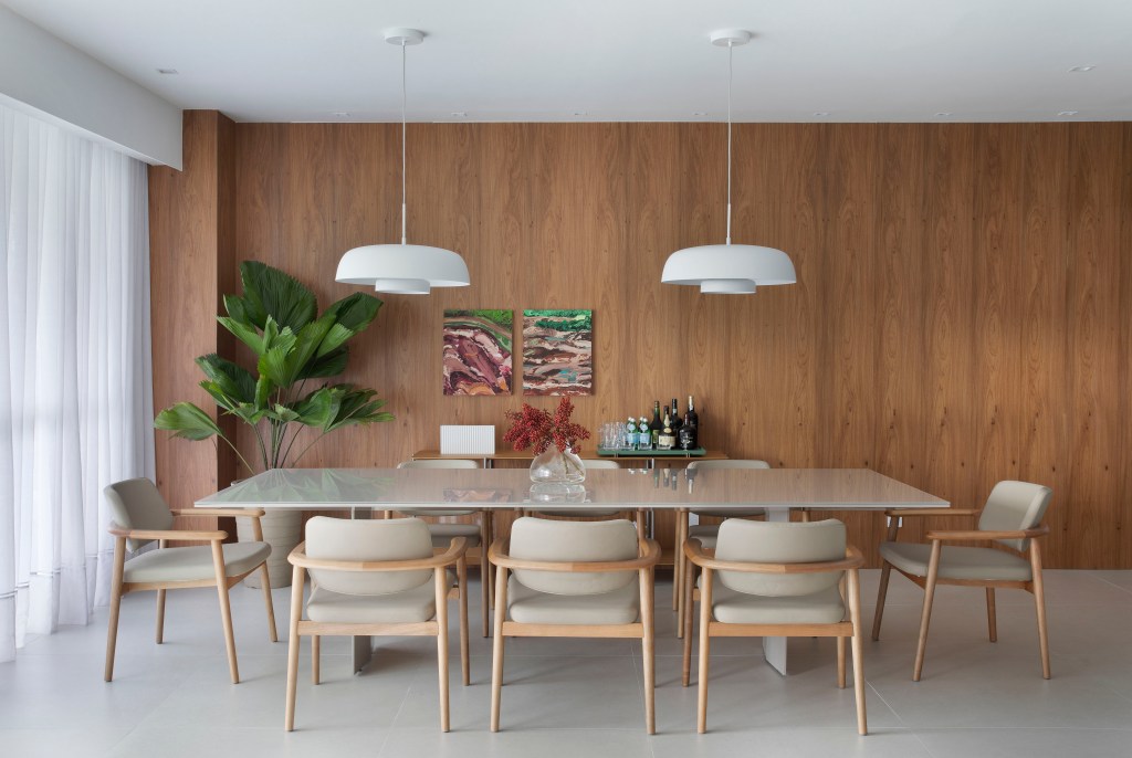 Apê 240 m2 decoração elegante contemporânea repleta madeira Amanda Miranda Rio de Janeiro sala jantar mesa cadeira madeira
