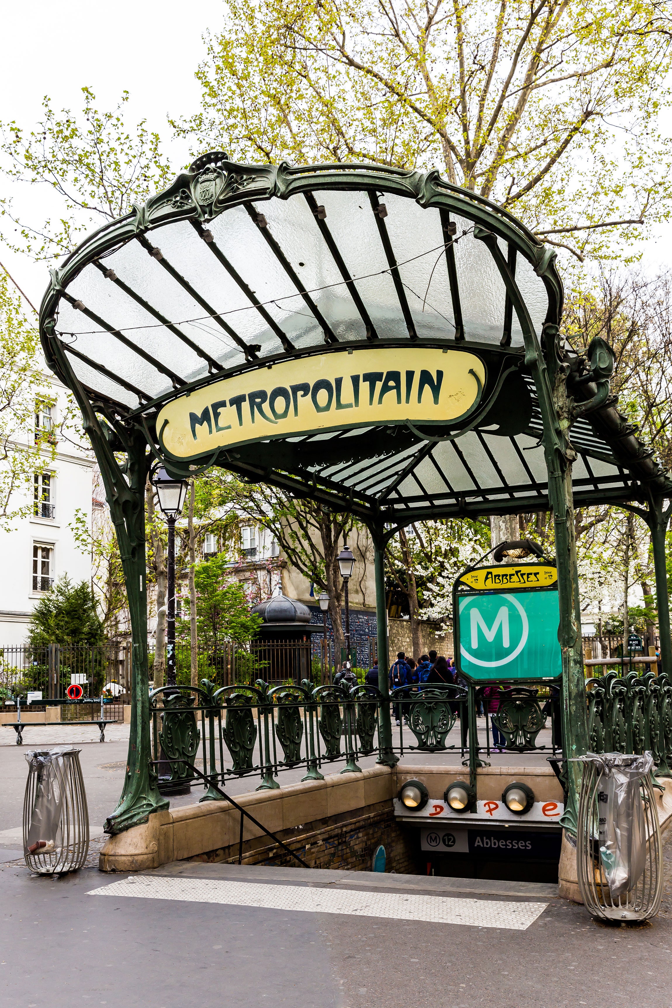 O sistema foi inaugurado em 1900 com entradas projetadas por Hector Guimard. Hoje, as aberturas decorativas de ferro forjado de Guimard são emblemáticas da Art Nouveau Paris.