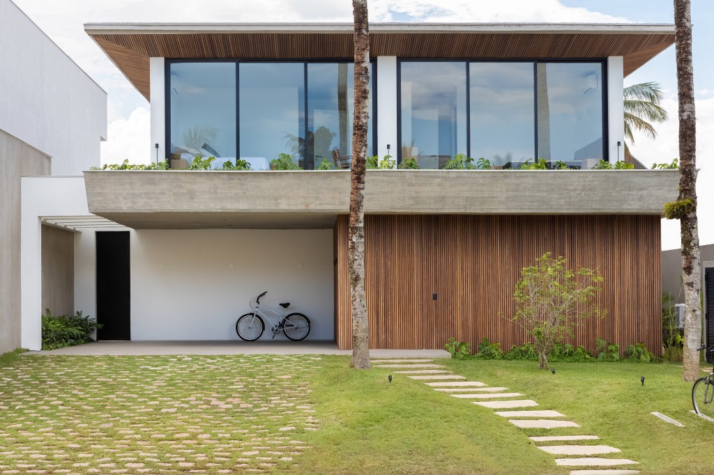 Casa praia ares de pousada litoral paulista A+G Arquitetura fachada jardim madeira hall