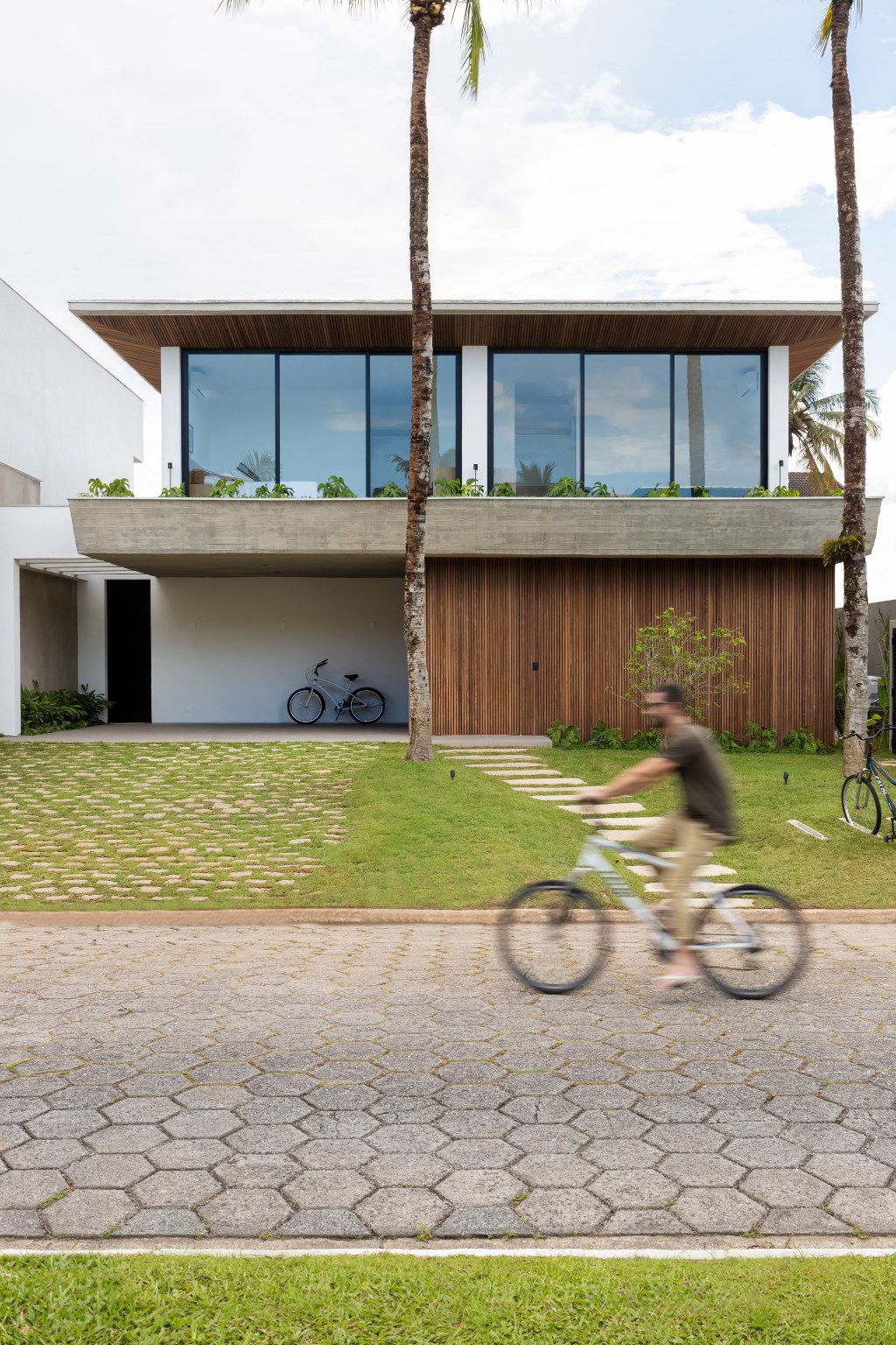 Casa praia ares de pousada litoral paulista A+G Arquitetura fachada jardim madeira hall