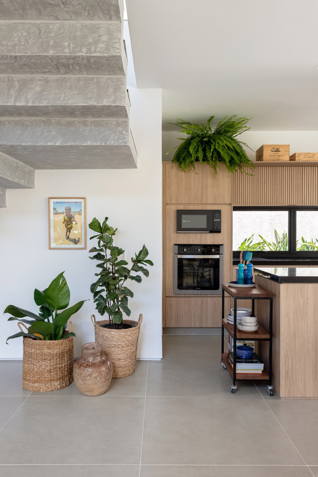 Casa praia ares de pousada litoral paulista A+G Arquitetura cozinha armario vaso madeira escada