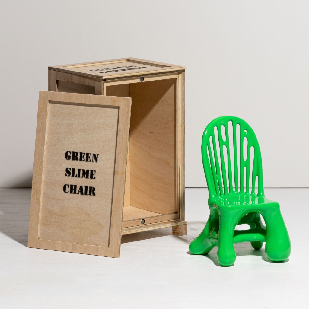 Loja pop-up de Gustavo Barroso traz colecionáveis e miniaturas exclusivas de cadeiras