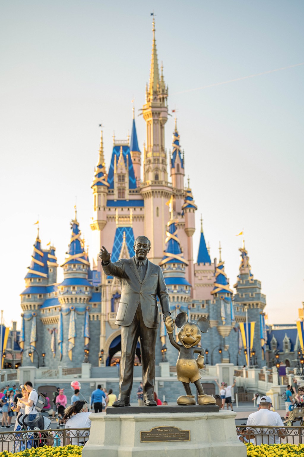 Estátua do Walt Disney de mãos dadas com o Mickey no parque Magic Kingdom em Orlando, EUA;