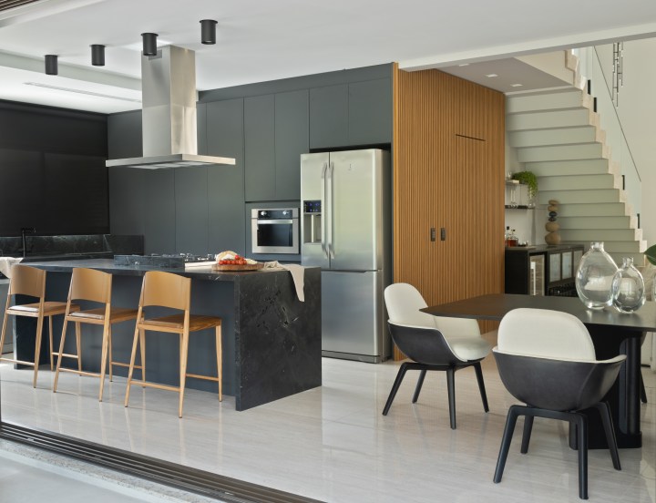 Tons escuros e peças de design grifadas compõem esta casa de 380 m² -  CASACOR