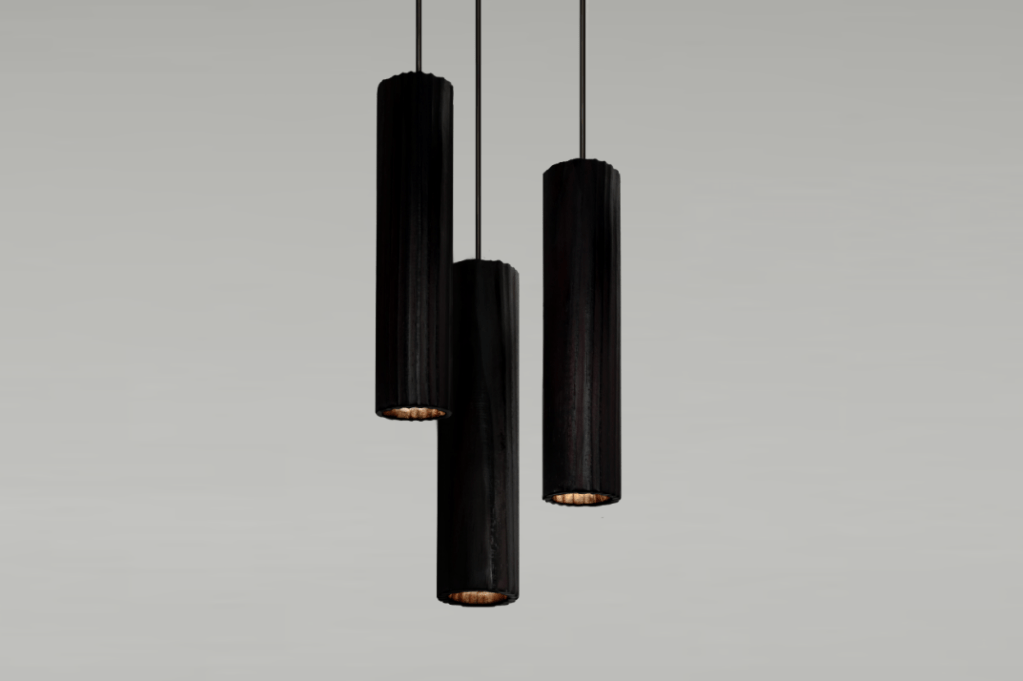 Luminárias de madeira carbonizada são um parceira da LABLUZ com a designer Noemi Saga.