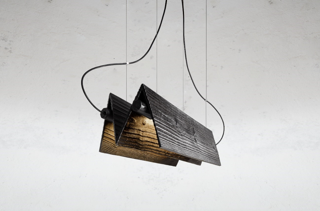 Luminárias de madeira carbonizada são um parceira da LABLUZ com a designer Noemi Saga.