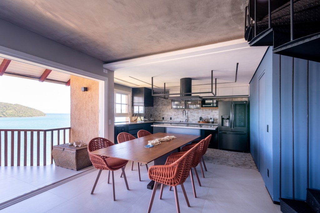 Apartamento de 180 m² em Tabatinga, São Paulo, assinado por Sabrina Salles, utiliza cozinha colorida e varanda com vista pro mar.