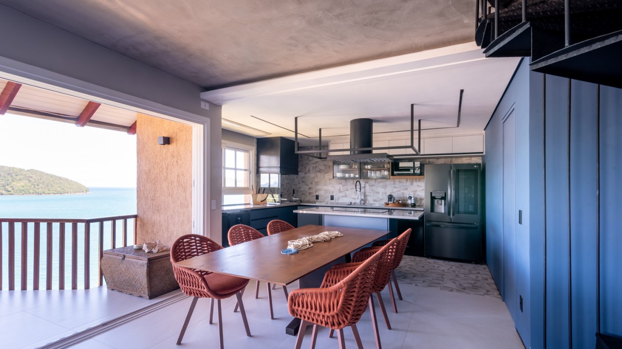 Apartamento de 180 m² em Tabatinga, São Paulo, assinado por Sabrina Salles, utiliza cozinha colorida e varanda com vista pro mar.