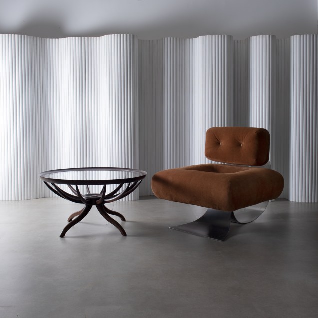 Poltrona de Oscar Niemeyer e Mesa de Giuseppe Scapinelli.