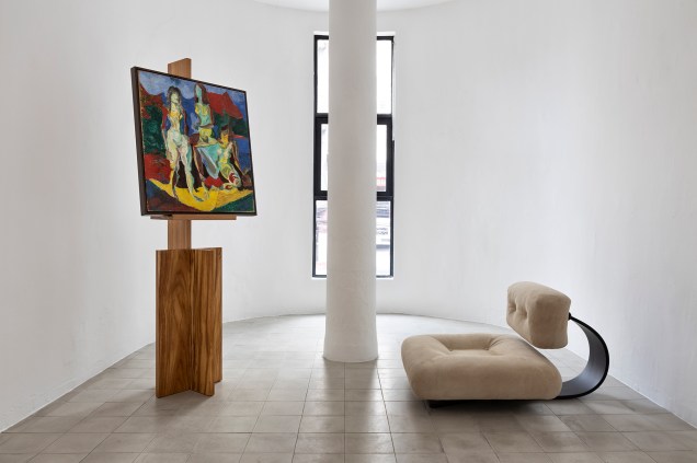 Cavalete de Claudia Moreira Salles e poltrona de Oscar Niemeyer.